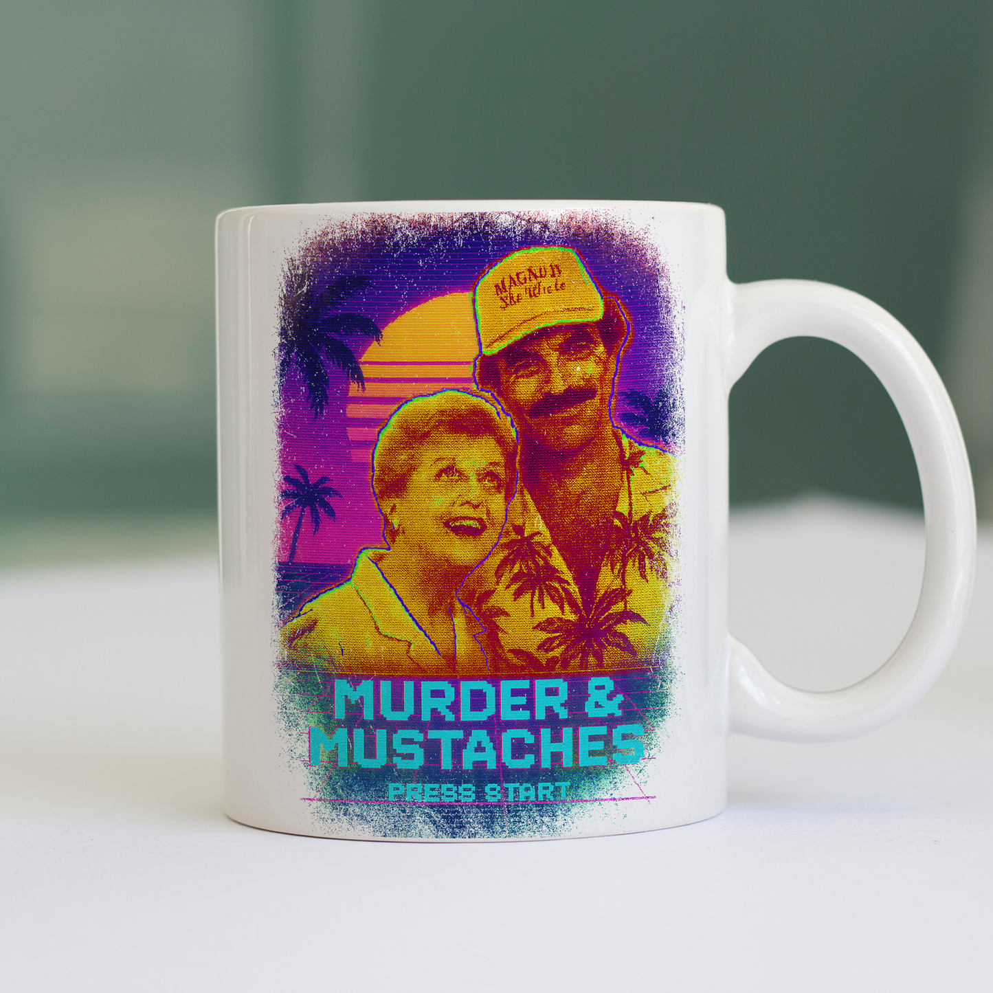 Tazza MURDER AND MUSTACHES - Magnum e Jessica Video game anni 80 #chooseurcolor