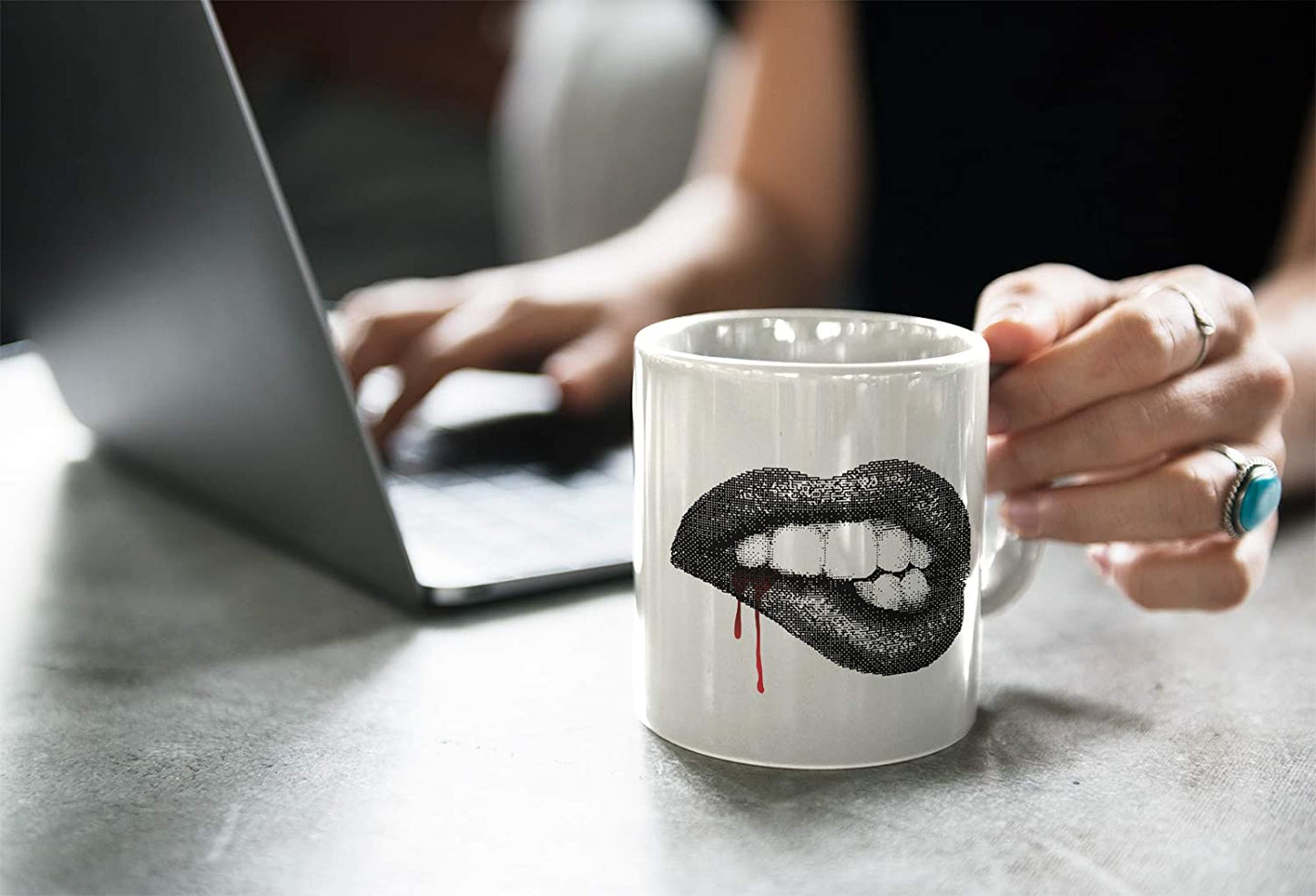 White Smoke Tazza Bocca carnosa con Sangue - Mug Simpatica - Choose ur Color Cuc shop